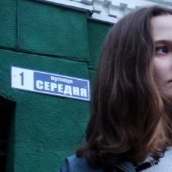Обкладинка пісні вул Середня, Околиця